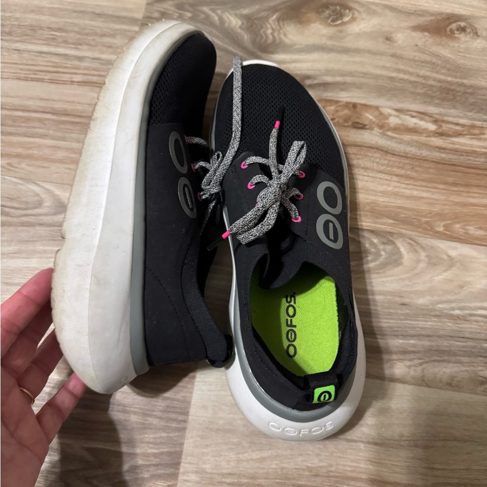 OOFOS Black and White Shoes with Pink Highlights